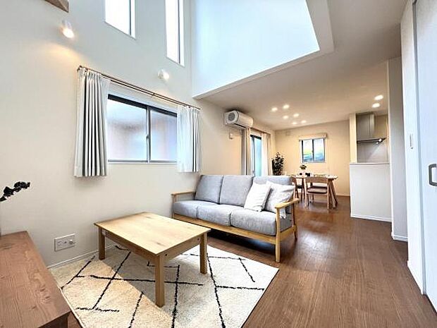 家族団らんの場所としてゆったりと居心地の良いリビングです。