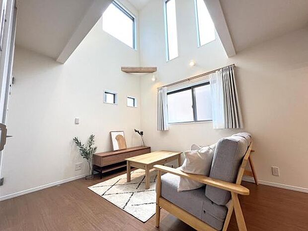 家族団らんの場所としてゆったりと居心地の良いリビングです。