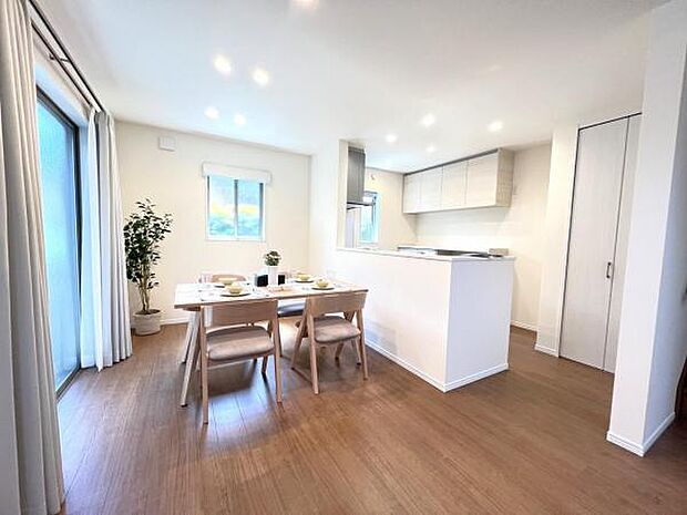 ご家族の温かい時間を演出するダイニングスペースです。