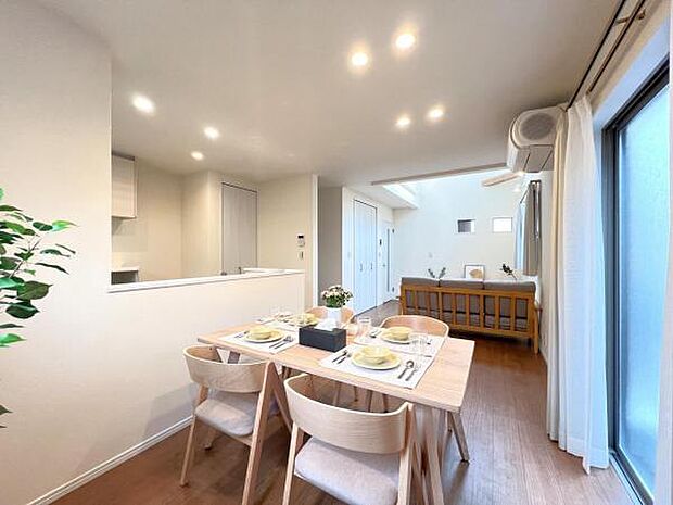 お食事中もキッチンと会話が楽しめるダイニングスペース。