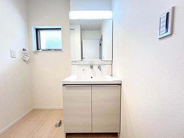 洗面化粧台です。朝の身支度から1日が始まります。