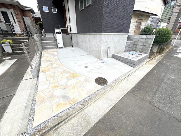 駐車場ももちろん完備しておりますのでお車所有の方にも心強いです。