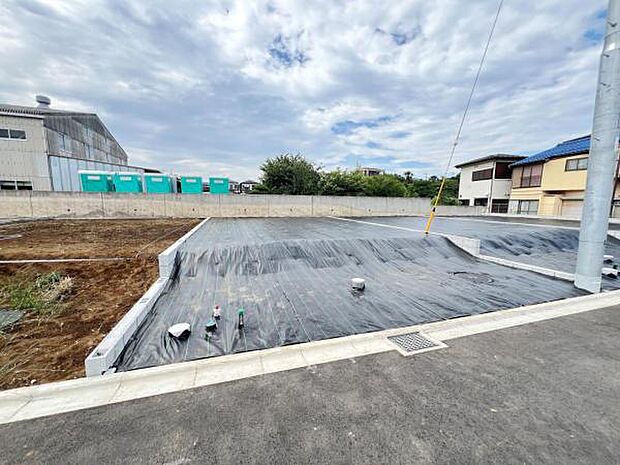 前面道路を含めた現地写真です。