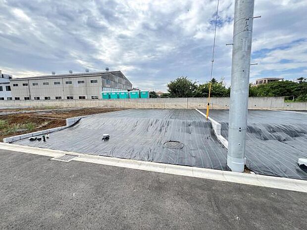 前面道路を含めた現地写真です。