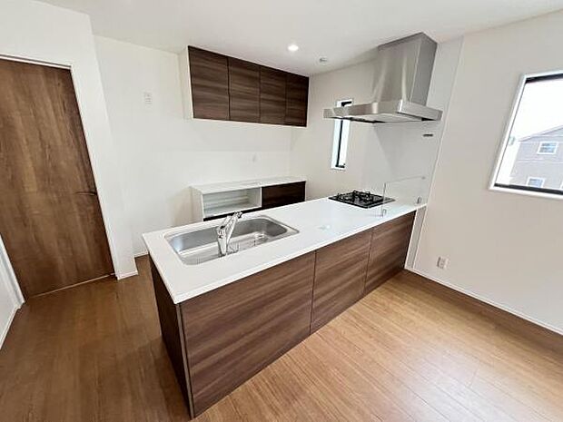 お食事中もキッチンと会話が楽しめるダイニングスペース。