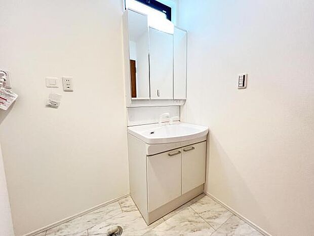 洗面化粧台です。朝の身支度から1日が始まります。