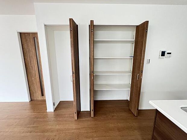 いつでもお部屋をスッキリお使い頂ける収納スペースを設置。