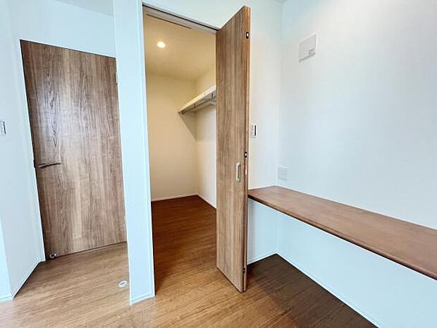 ウォークインクローゼットがあり収納スペースも豊富。季節物もスッキリ片付きそうです。