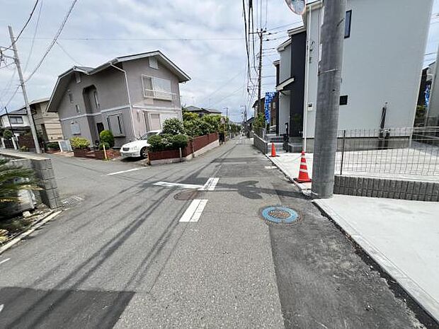 前面道路を含めた現地写真です。