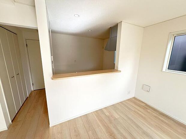 お食事中もキッチンと会話が楽しめるダイニングスペース。