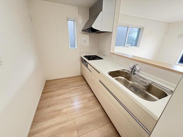 リビングが見渡せ、料理中も会話が弾む対面式キッチンです。