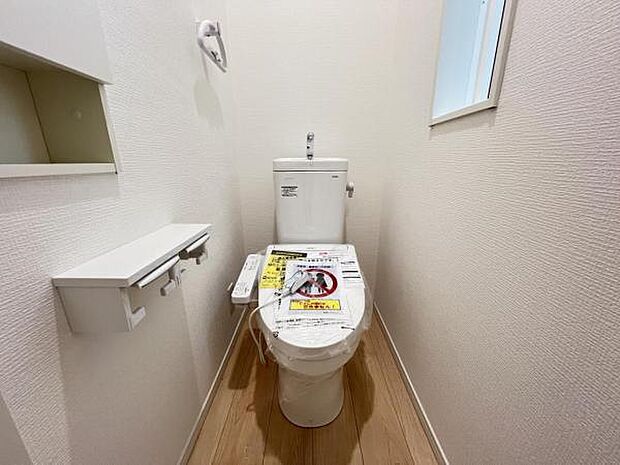 シャワー洗浄機能付のトイレは、清潔感が印象的な空間ですね。