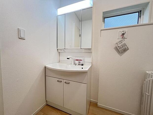 洗面化粧台です。朝の身支度から1日が始まります。