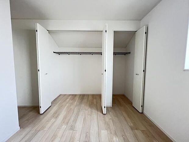 いつでもお部屋をスッキリお使い頂ける収納スペースを設置。