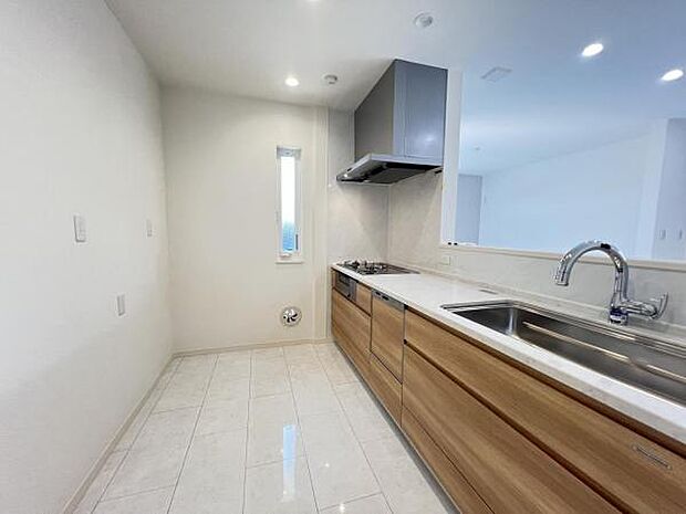 作業スペースが広く家事動線をゆったりと確保できるキッチンです。