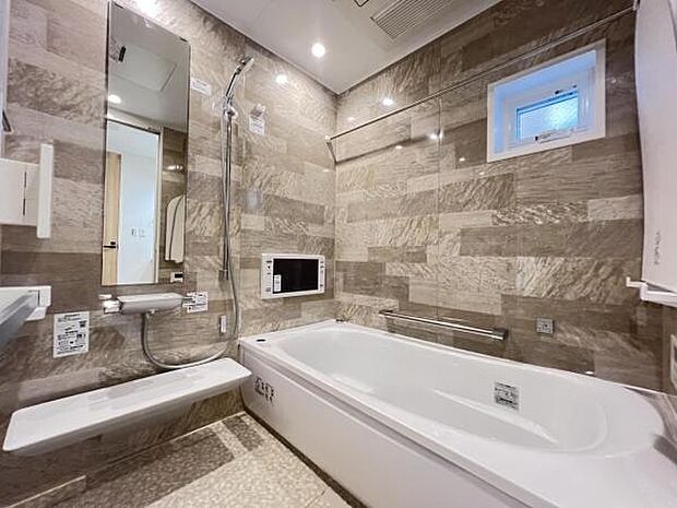 スタイリッシュな浴室で1日の疲れをゆったり癒されるのもいいですね。