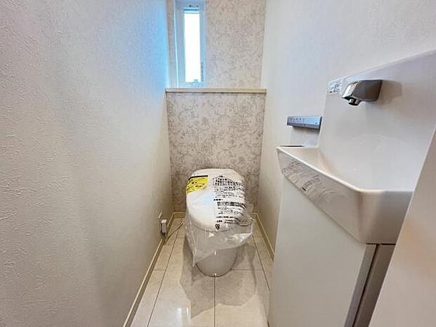 タンクレス採用のトイレなので掃除しやすくいつでも清潔。