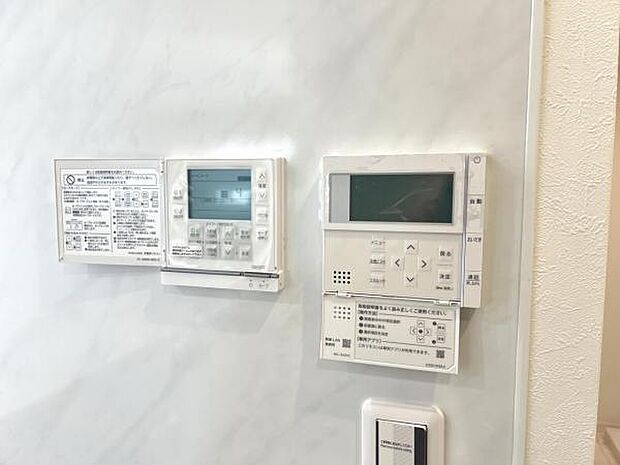 床暖房リモコンと追い焚き機能付給湯パネル