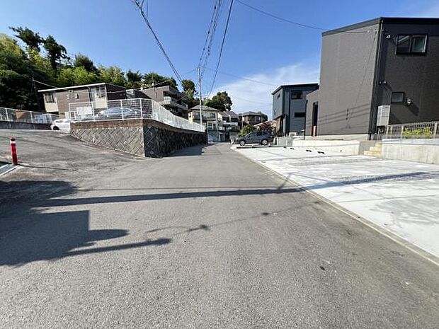 前面道路を含めた現地写真です。