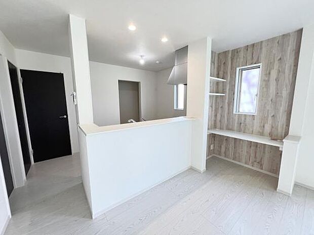 お食事中もキッチンと会話が楽しめるダイニングスペース。