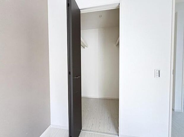 ウォークインクローゼットがあり収納スペースも豊富。季節物もスッキリ片付きそうです。