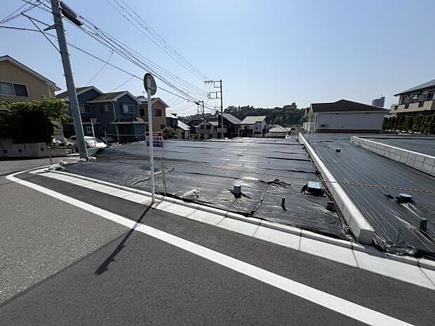 前面道路を含めた現地写真です。