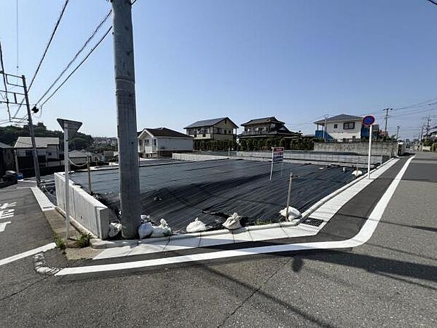 前面道路を含めた現地写真です。
