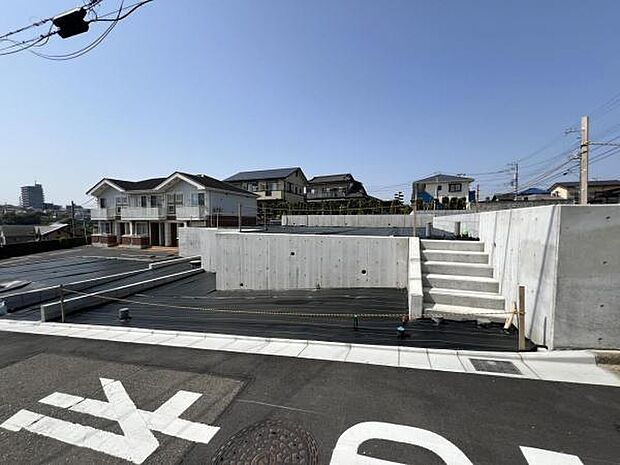 前面道路を含めた現地写真です。