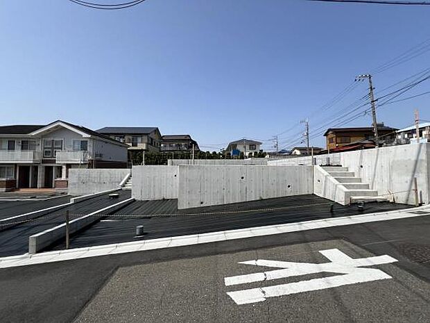 前面道路を含めた現地写真です。