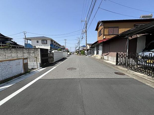 前面道路を含めた現地写真です。