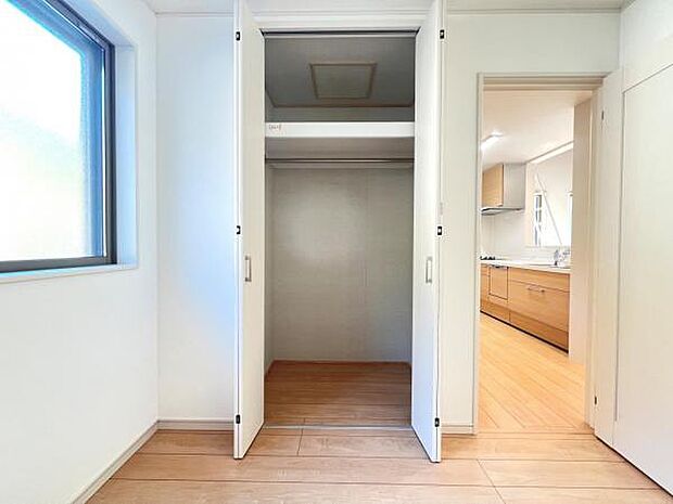 いつでもお部屋をスッキリお使い頂ける収納スペースを設置。