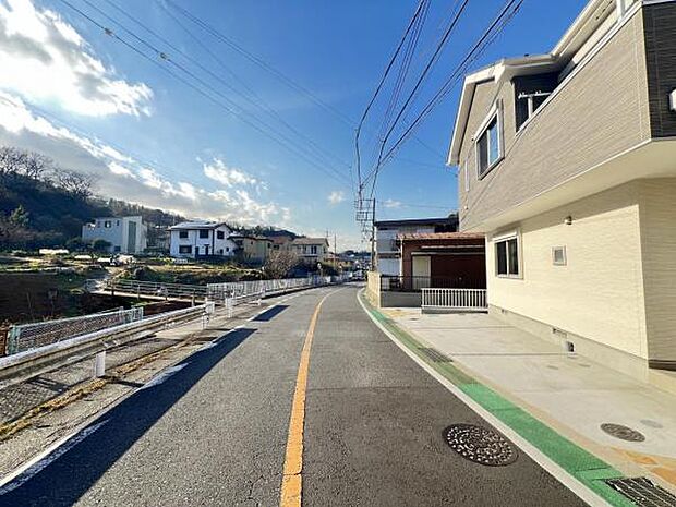 前面道路を含めた現地写真です。