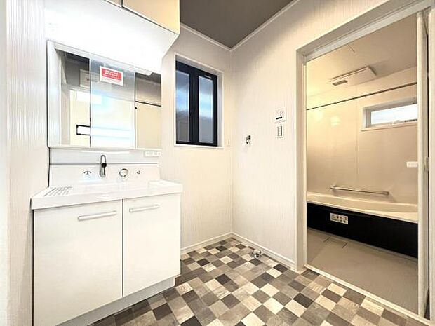 洗面化粧台です。朝の身支度から1日が始まります。