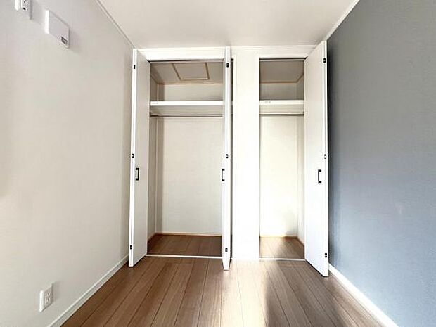 いつでもお部屋をスッキリお使い頂ける収納スペースを設置。