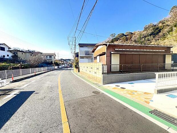 前面道路を含めた現地写真です。