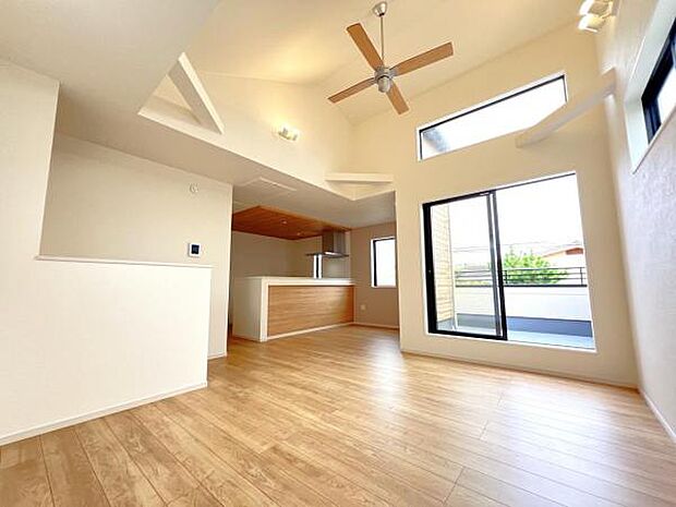 家族団らんの場所としてゆったりと居心地の良いリビングです。