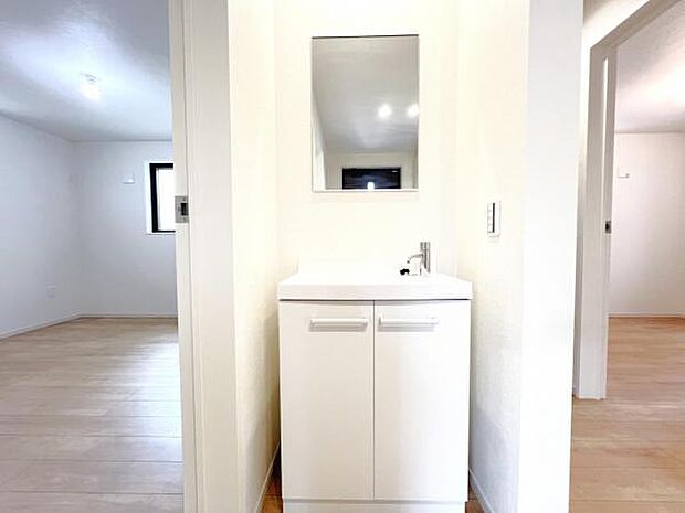 洗面化粧台です。朝の身支度から1日が始まります。