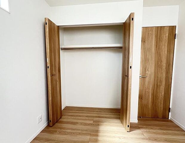 いつでもお部屋をスッキリお使い頂ける収納スペースを設置。