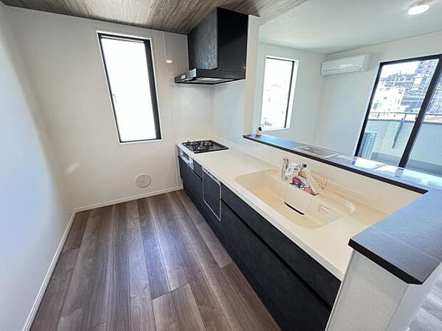 お食事中もキッチンと会話が楽しめるダイニングスペース。