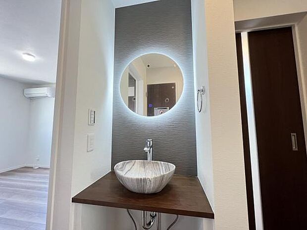 洗面化粧台です。朝の身支度から1日が始まります。