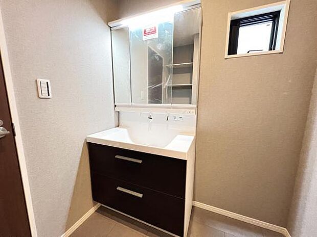 洗面化粧台です。朝の身支度から1日が始まります。