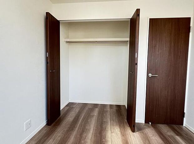 いつでもお部屋をスッキリお使い頂ける収納スペースを設置。