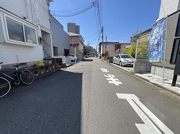 前面道路を含めた現地写真です。