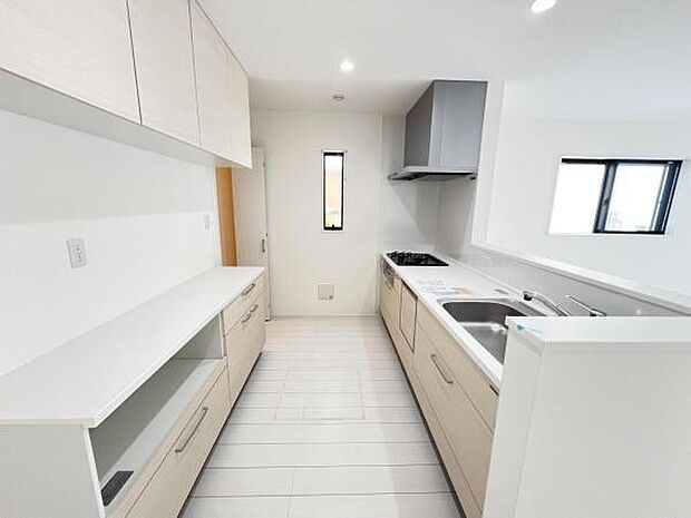 お食事中もキッチンと会話が楽しめるダイニングスペース。