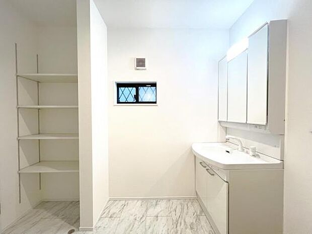 洗面化粧台です。朝の身支度から1日が始まります。