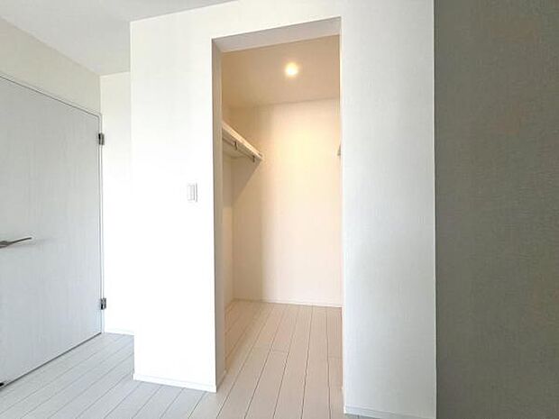 ウォークインクローゼットがあり収納スペースも豊富。季節物もスッキリ片付きそうです。