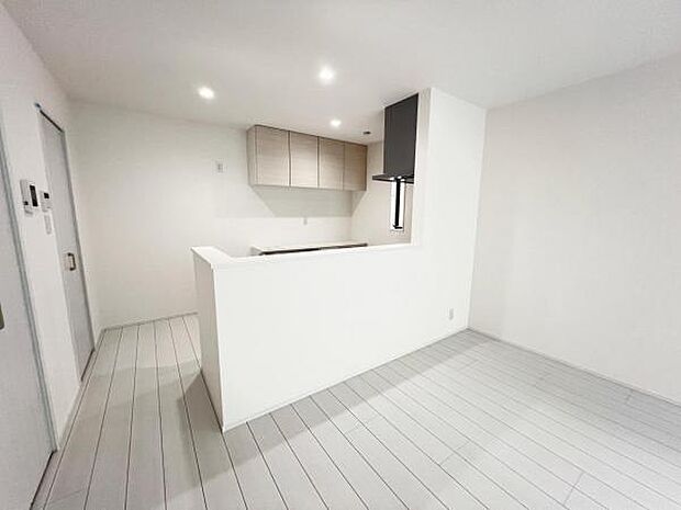 お食事中もキッチンと会話が楽しめるダイニングスペース。