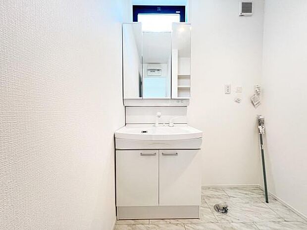 洗面化粧台です。朝の身支度から1日が始まります。