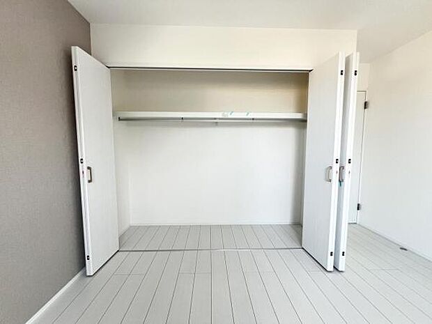 いつでもお部屋をスッキリお使い頂ける収納スペースを設置。