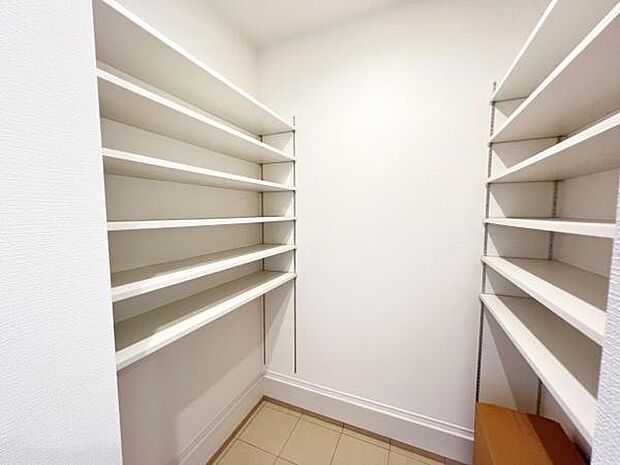 いつでもお部屋をスッキリお使い頂ける収納スペースを設置。